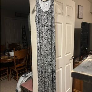 Women’s L Scoop Neck Black & White Printed Maxi Dress